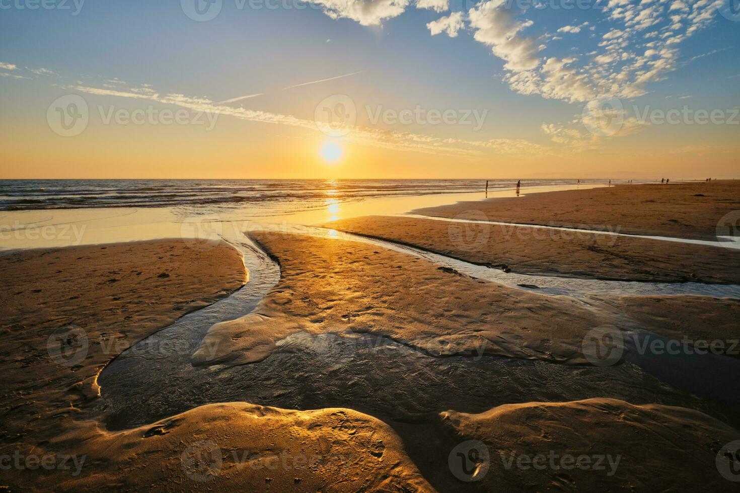 atlantique océan le coucher du soleil avec flambée vagues à fonte da telha plage, le Portugal photo