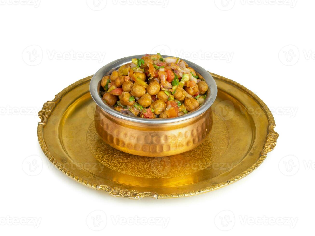 Indien rue petit déjeuner chana chaat aussi connaître comme chana Masala, chola chana discuter, chola Masala, pois chiche Masala, noir pois chiche chaat ou kala chana bavarder sur blanc Contexte photo