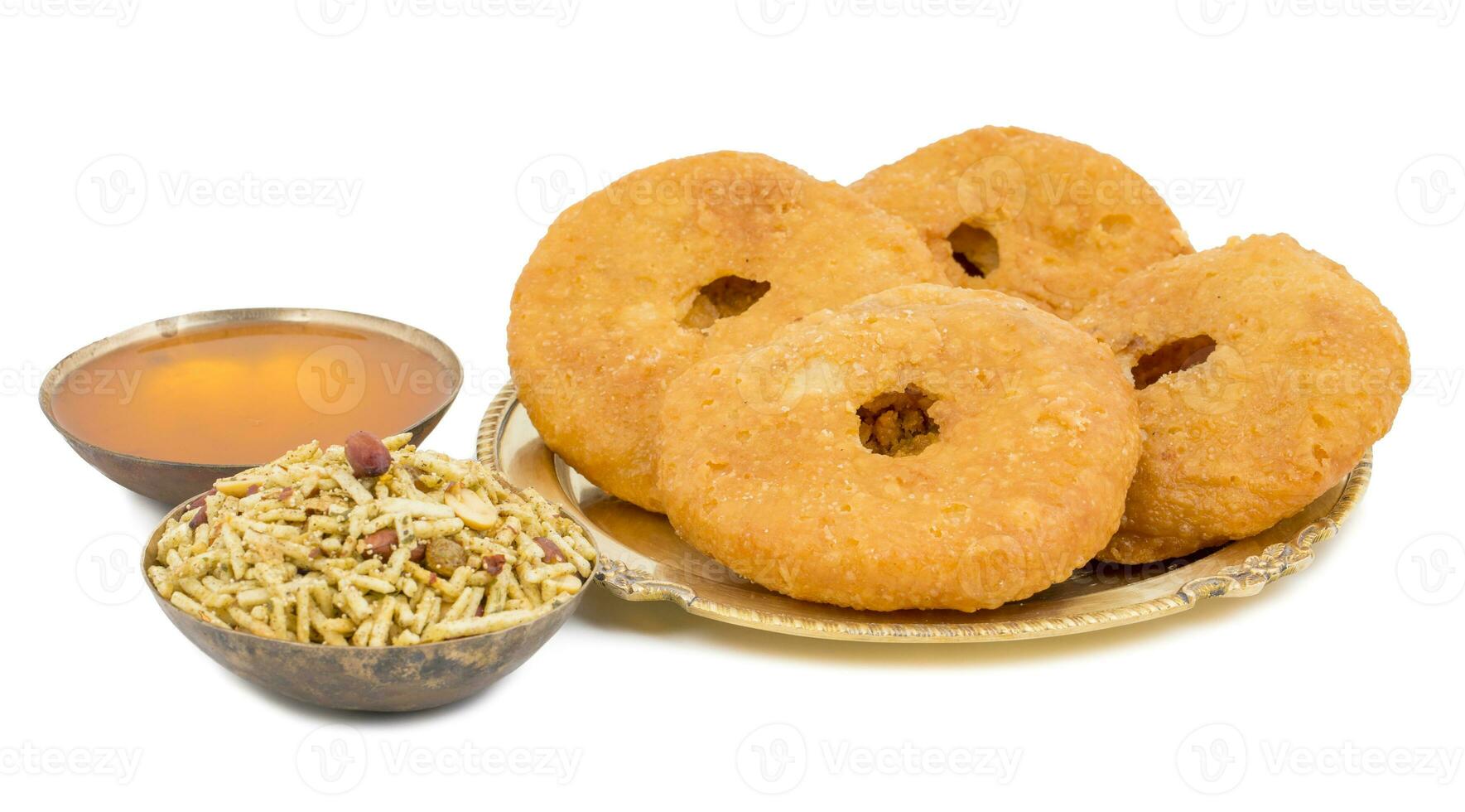 Indien traditionnel sucré kachori sur blanc Contexte photo