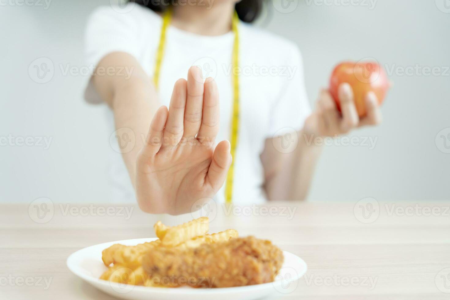 beauté svelte femelle corps embrouiller français frites et frit poulet. femme dans restaurant atteint poids perte objectif pour en bonne santé vie, fou à propos minceur, mince taille, nutritionniste. régime, corps forme. photo