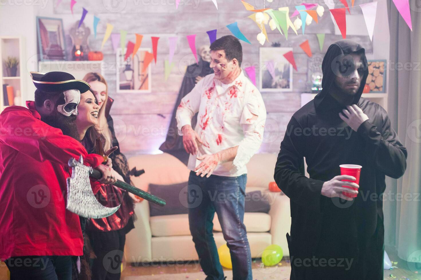 homme habillé en haut comme un en colère sinistre moissonneuse à Halloween fête. photo