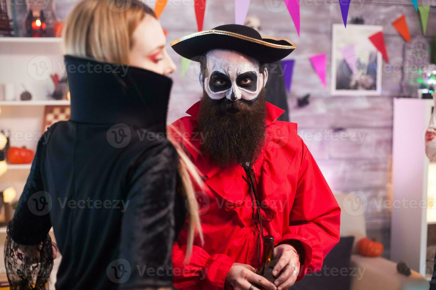 homme habillé en haut comme une pirate avec Créatif maquillage célébrer Halloween avec le sien copains photo