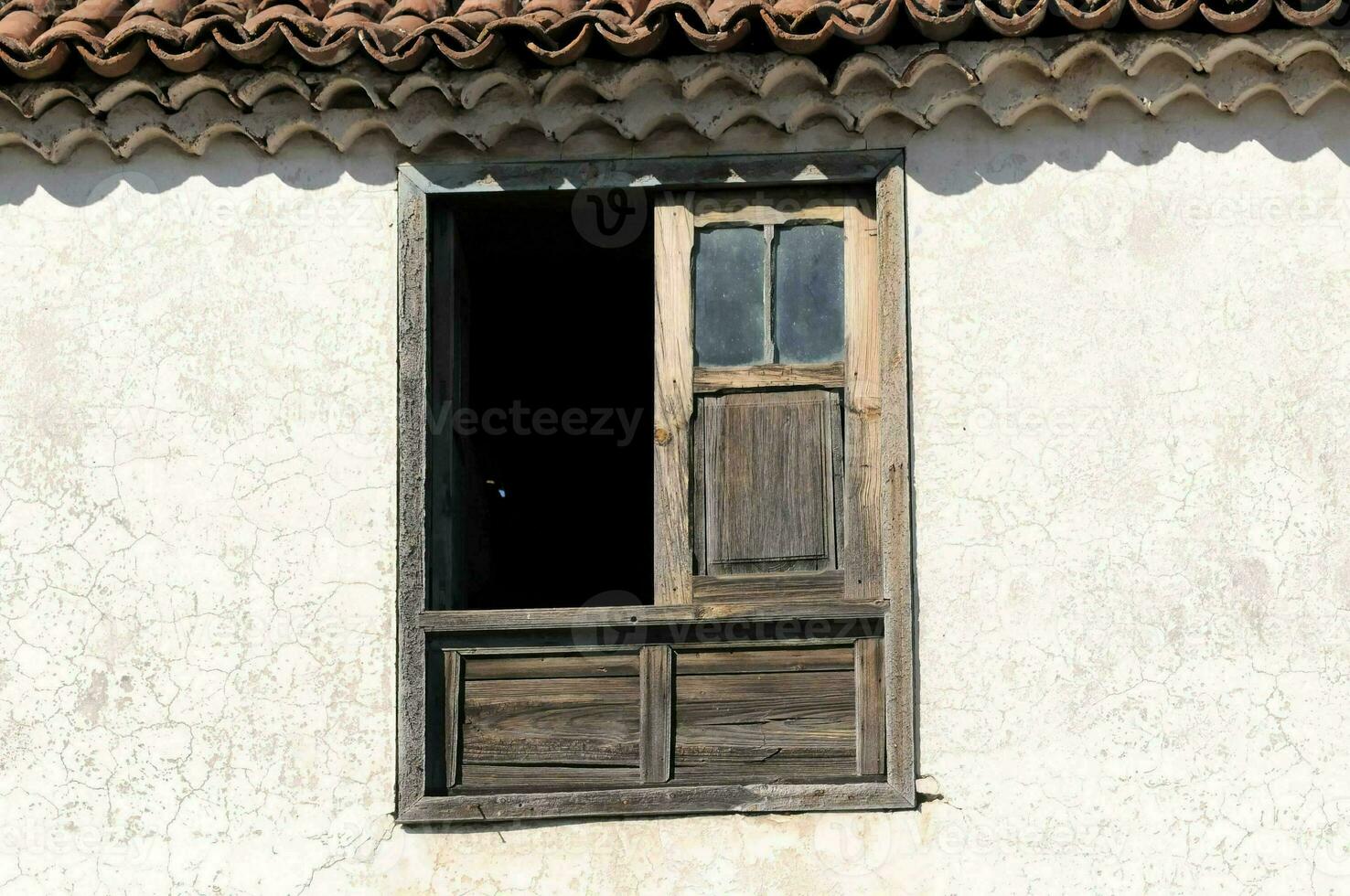 une fenêtre avec une en bois porte et carrelé toit photo