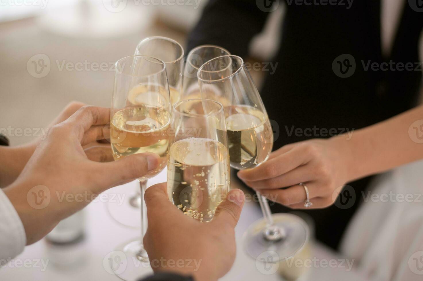 proche en haut de mains en portant des lunettes de Champagne à le mariage la cérémonie photo