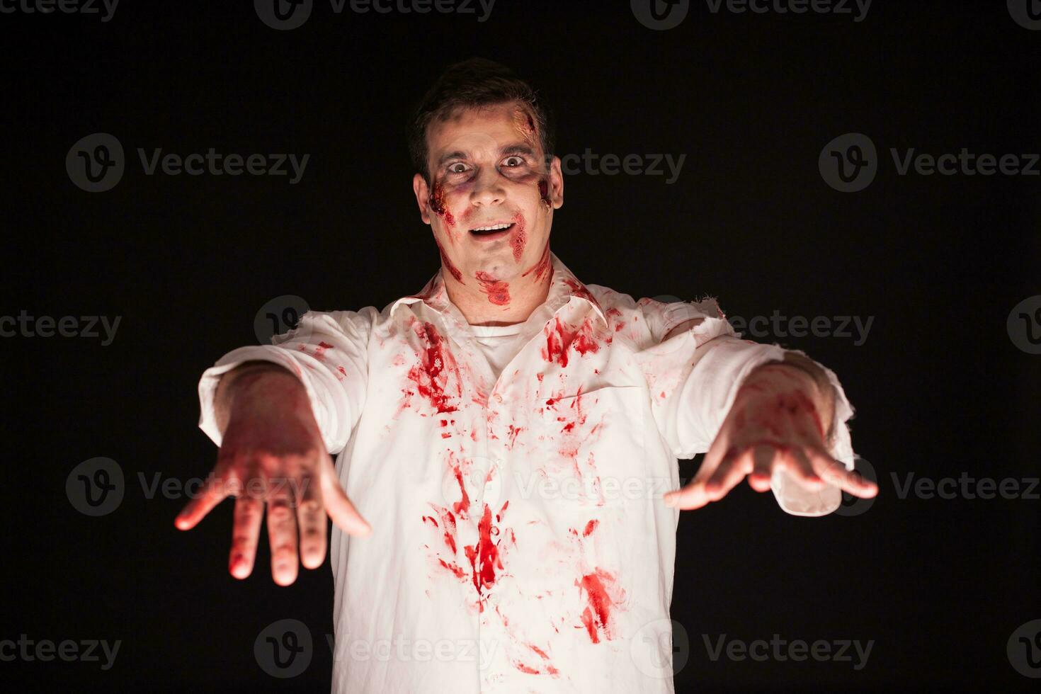 effrayant homme avec sanglant mains plus de noir Contexte. homme diffusion la terreur. photo