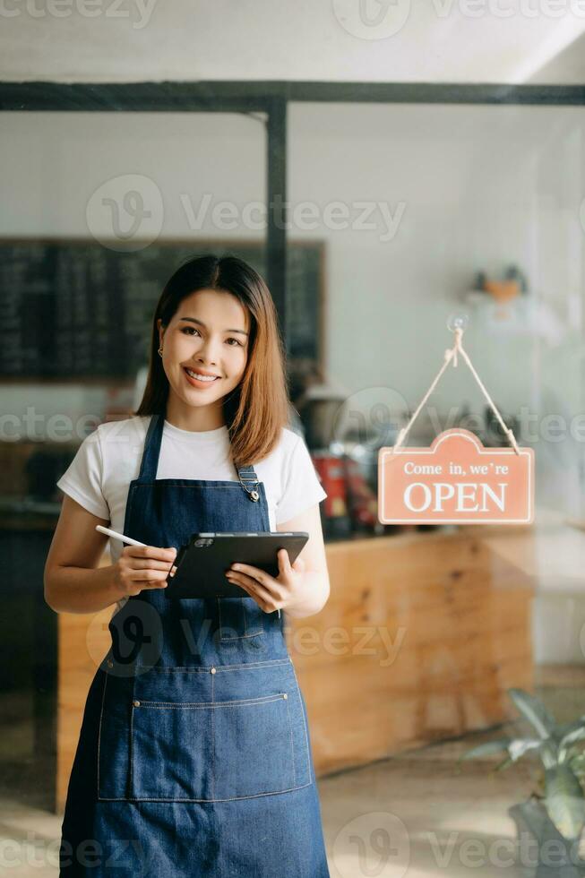 Commencez réussi petit affaires propriétaire pme femme supporter avec tablette dans café restaurant. femme barista photo