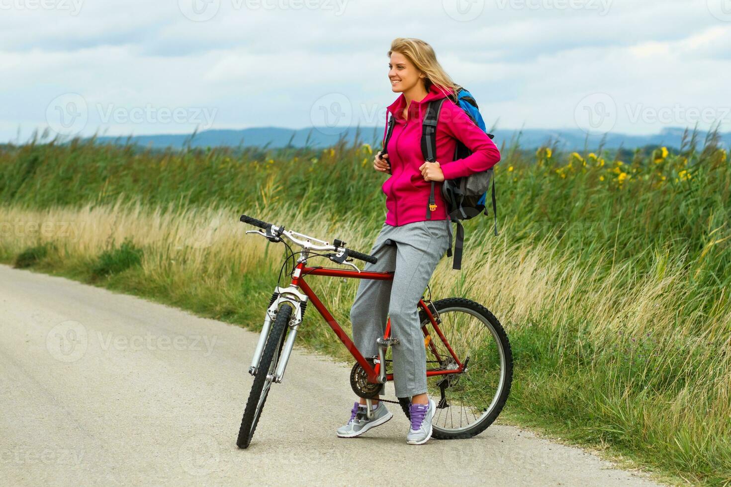 femme promeneur séance sur une bicyclette dans le la nature photo