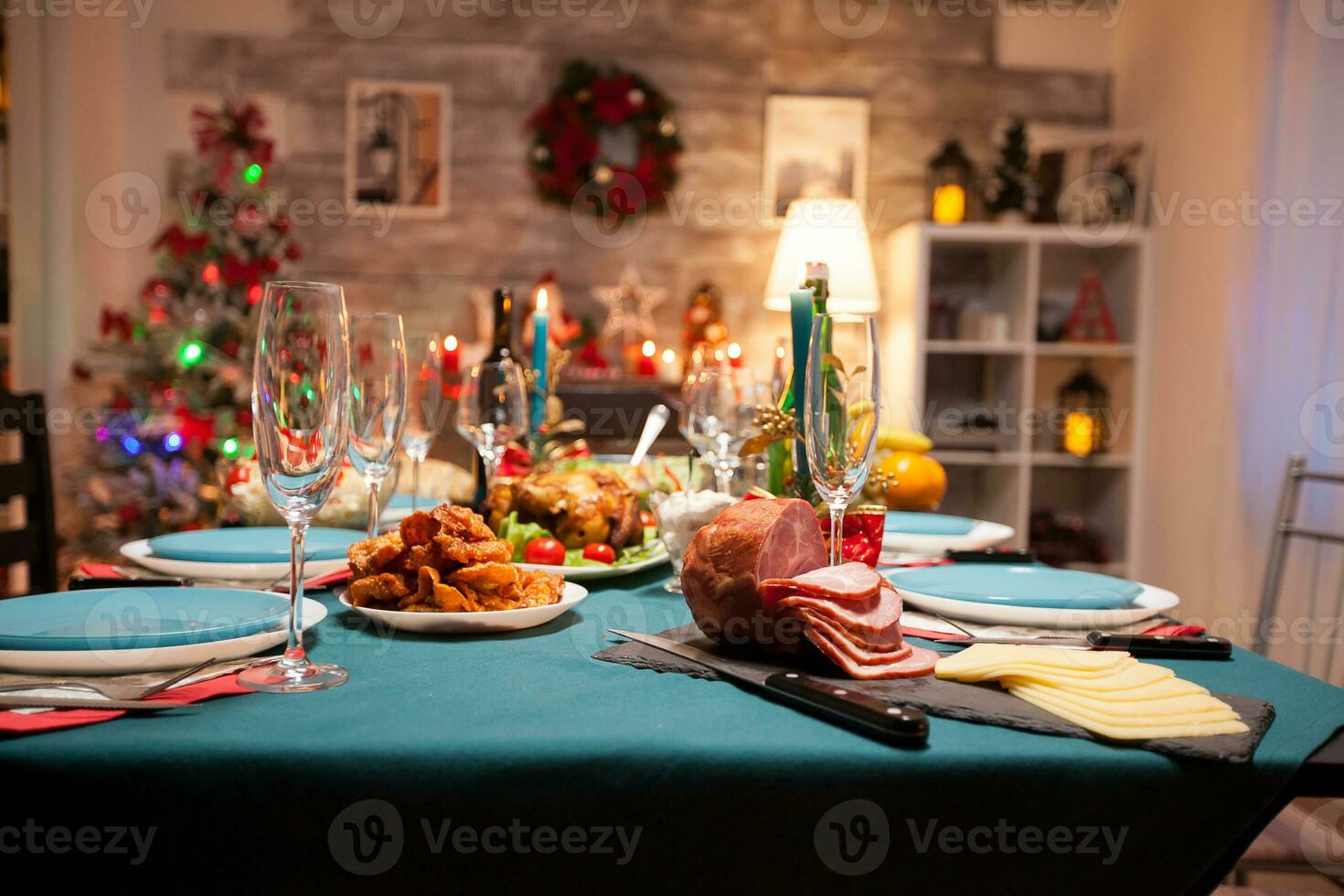 traditionnel de fête dîner sur le table pour Noël fête. photo