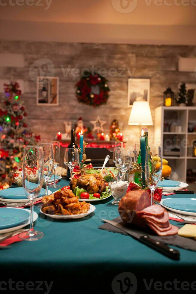 garni délicieux rôti poulet sur le table pour Noël. photo