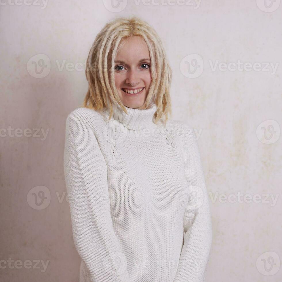 jeune femme avec des dreadlocks blondes photo