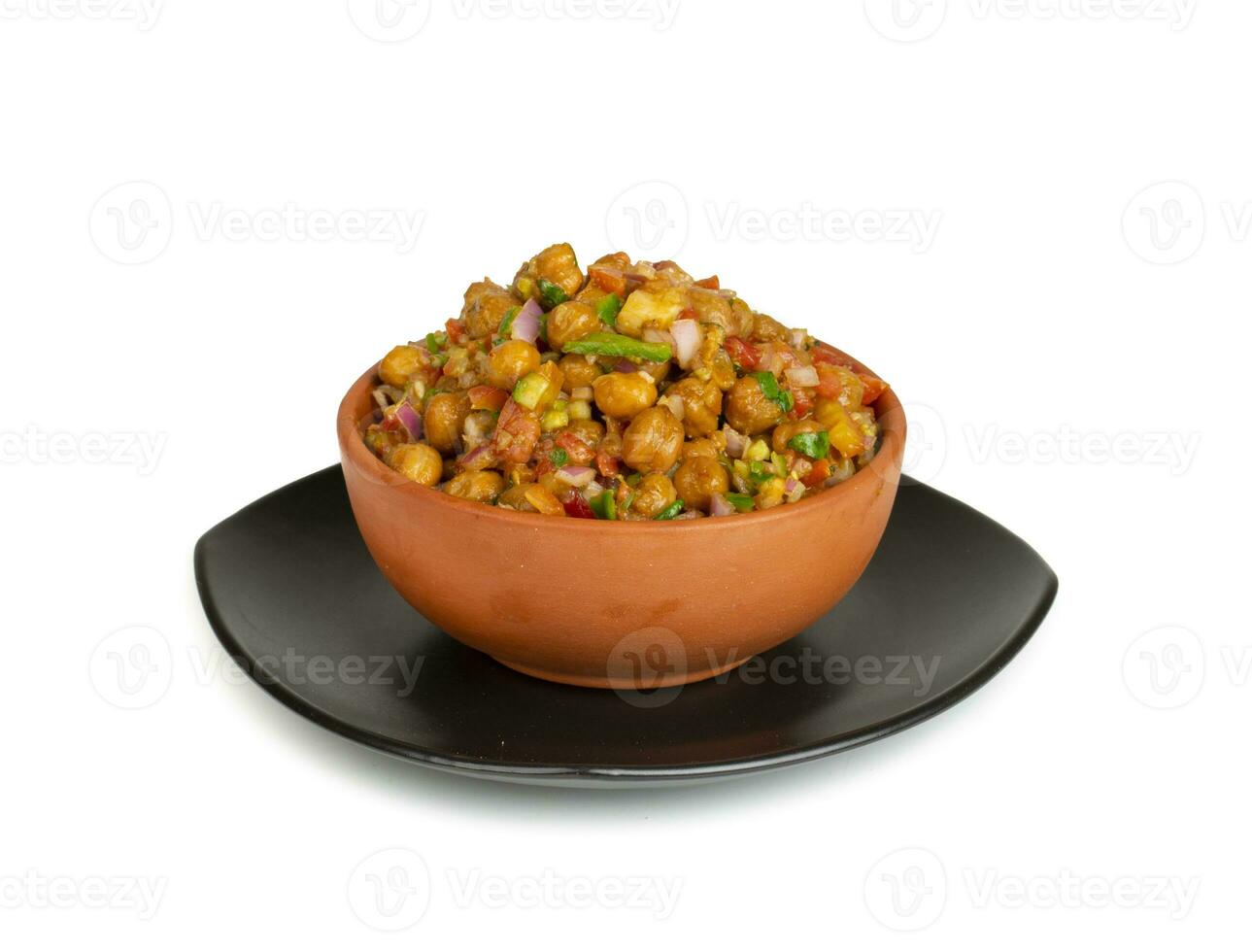 Indien rue petit déjeuner chana chaat aussi connaître comme chana Masala, chola chana discuter, chola Masala, pois chiche Masala, noir pois chiche chaat ou kala chana bavarder sur blanc Contexte photo