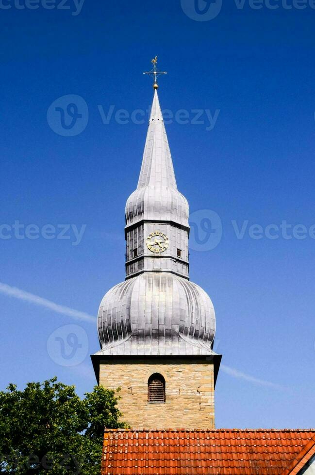 une église clocher avec une l'horloge sur Haut photo