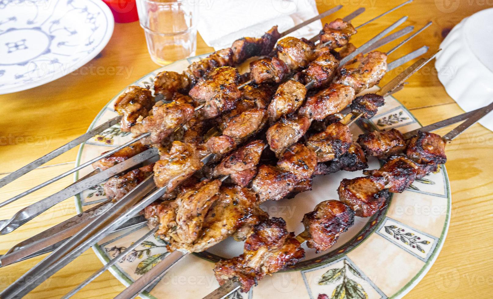 shashlik russe avec brochettes sur assiette et table en bois norvège. photo