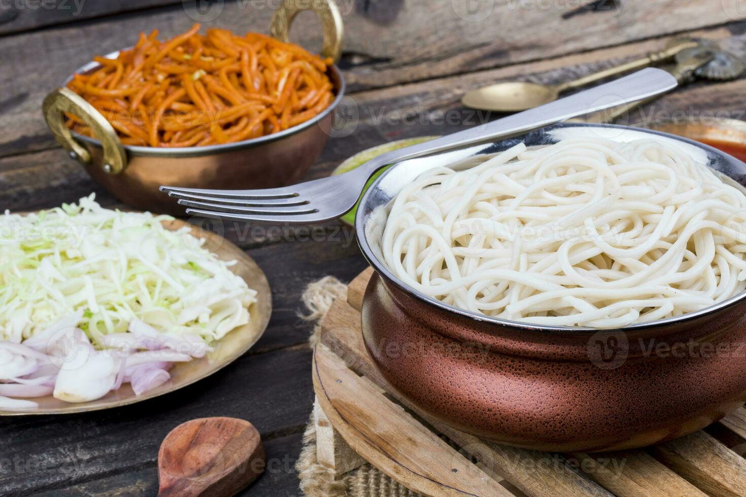 bouilli bouffe mein ou hakka nouilles servi avec chutney sur en bois Contexte photo