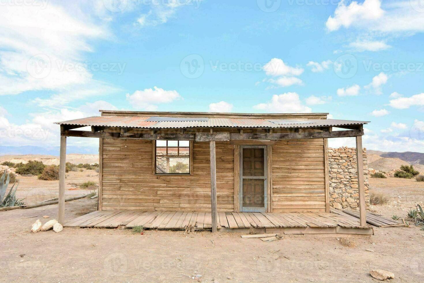 un vieux en bois maison dans le désert photo