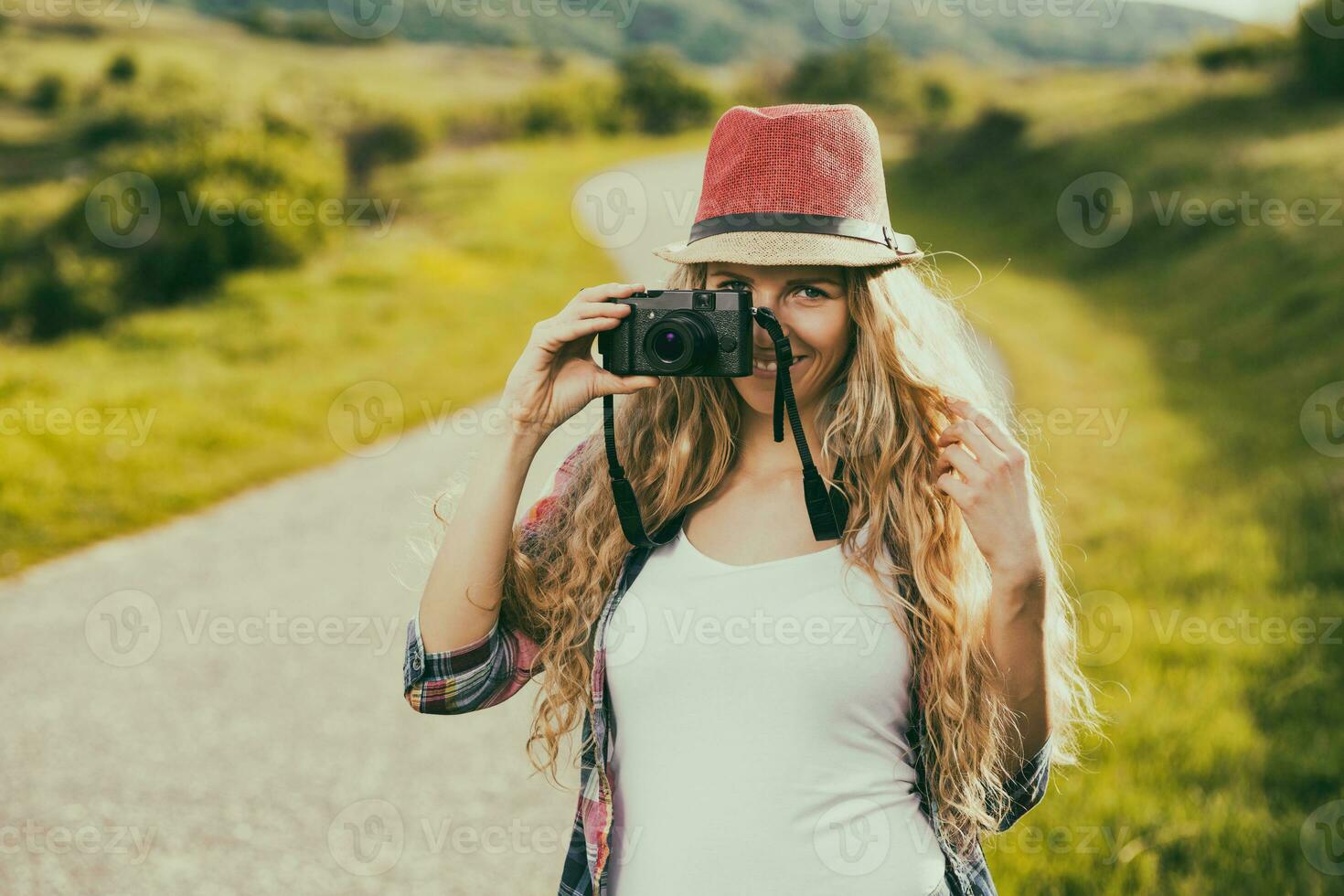 magnifique Jeune femme à le pays route jouit photographier.tonique image. photo