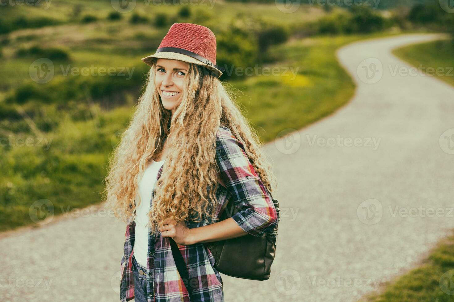 magnifique Jeune femme jouit à le pays route.tonique image. photo