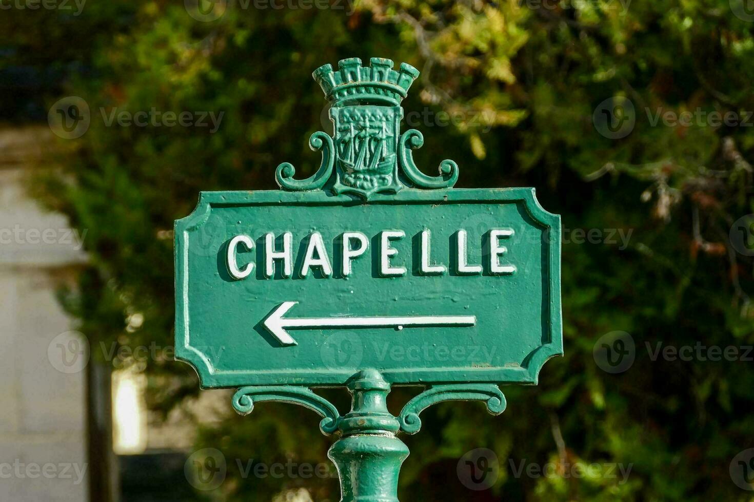 une vert rue signe montrer du doigt à le direction de chapelle photo