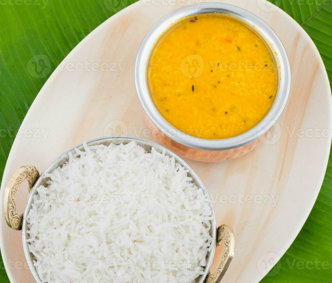 Indien traditionnel cuisine dal frire ou riz aussi connaître comme dal chawal photo
