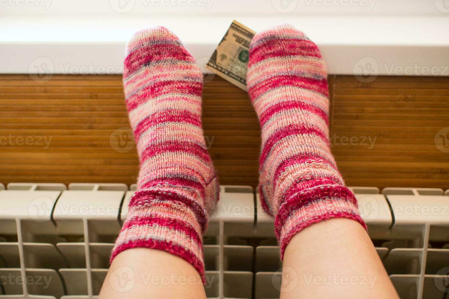 pieds dans chaud hiver chaussettes chaud en haut sur le radiateur. photo