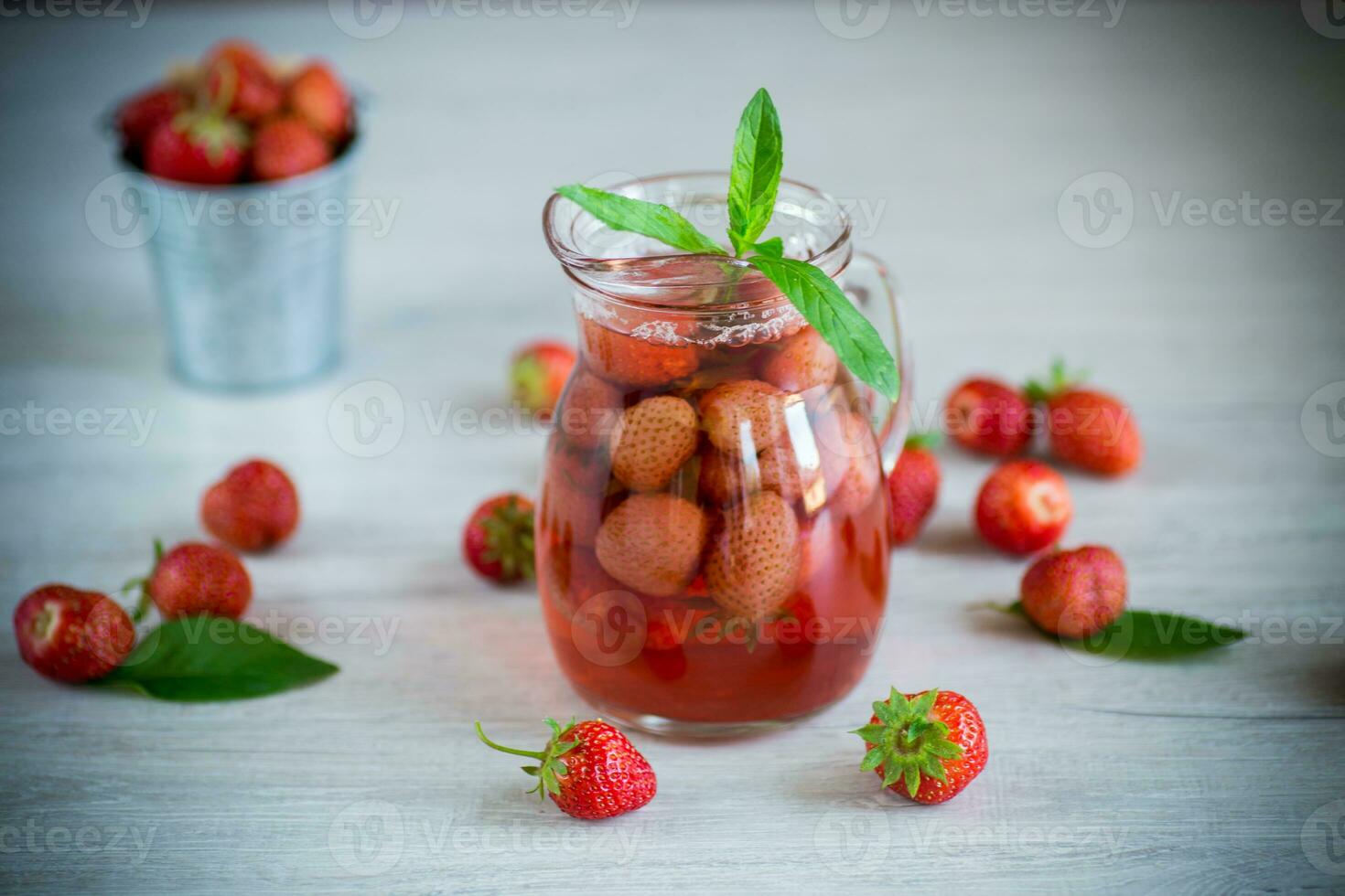 sucré rafraîchissant baie compote de mûr des fraises dans une carafe photo