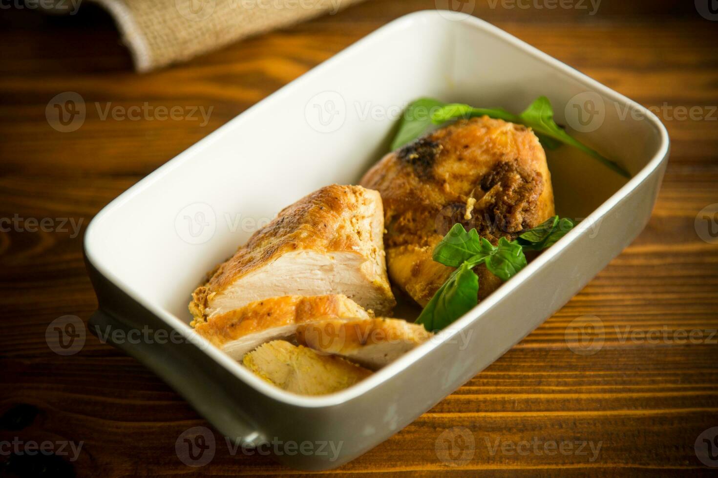 cuit poulet filet pièces avec épices et herbes, dans une céramique forme photo