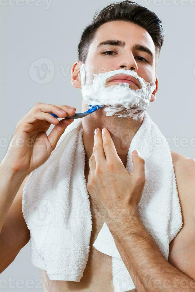 Beau homme rasage le sien barbe photo