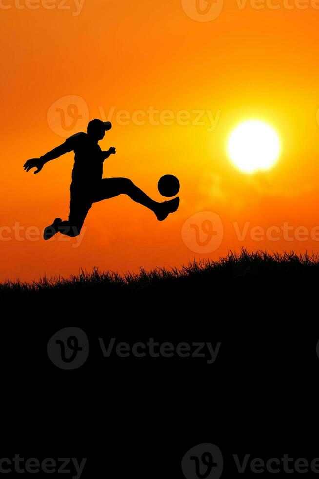 portrait silhouette de une homme ayant amusement en jouant football. photo