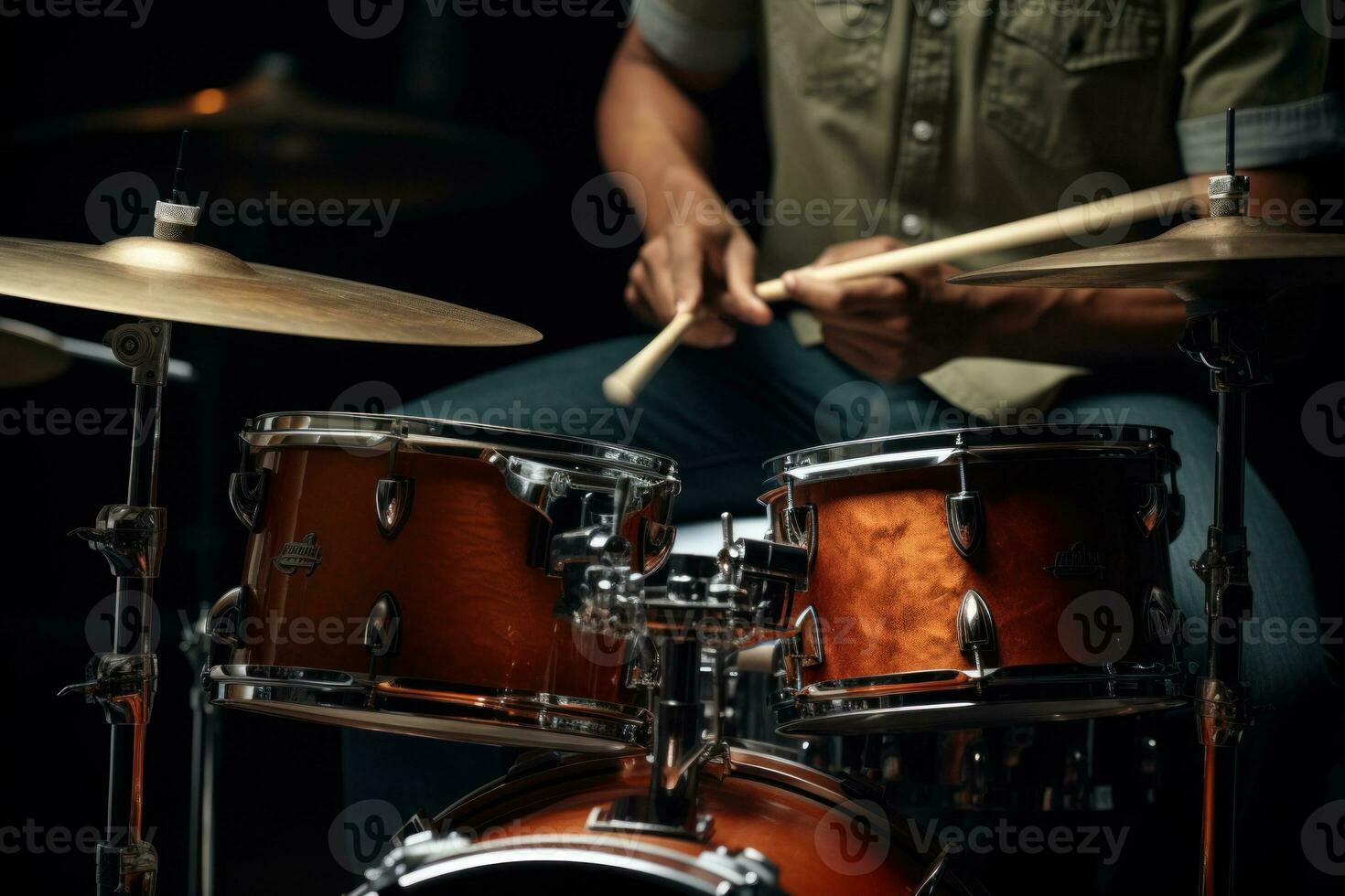 ai généré le batteur en jouant tambour trousse sur étape contre une foncé Contexte. une Masculin musicien est passionné à propos performant et musique. idéal pour liés à la musique contenu, concert promotions photo