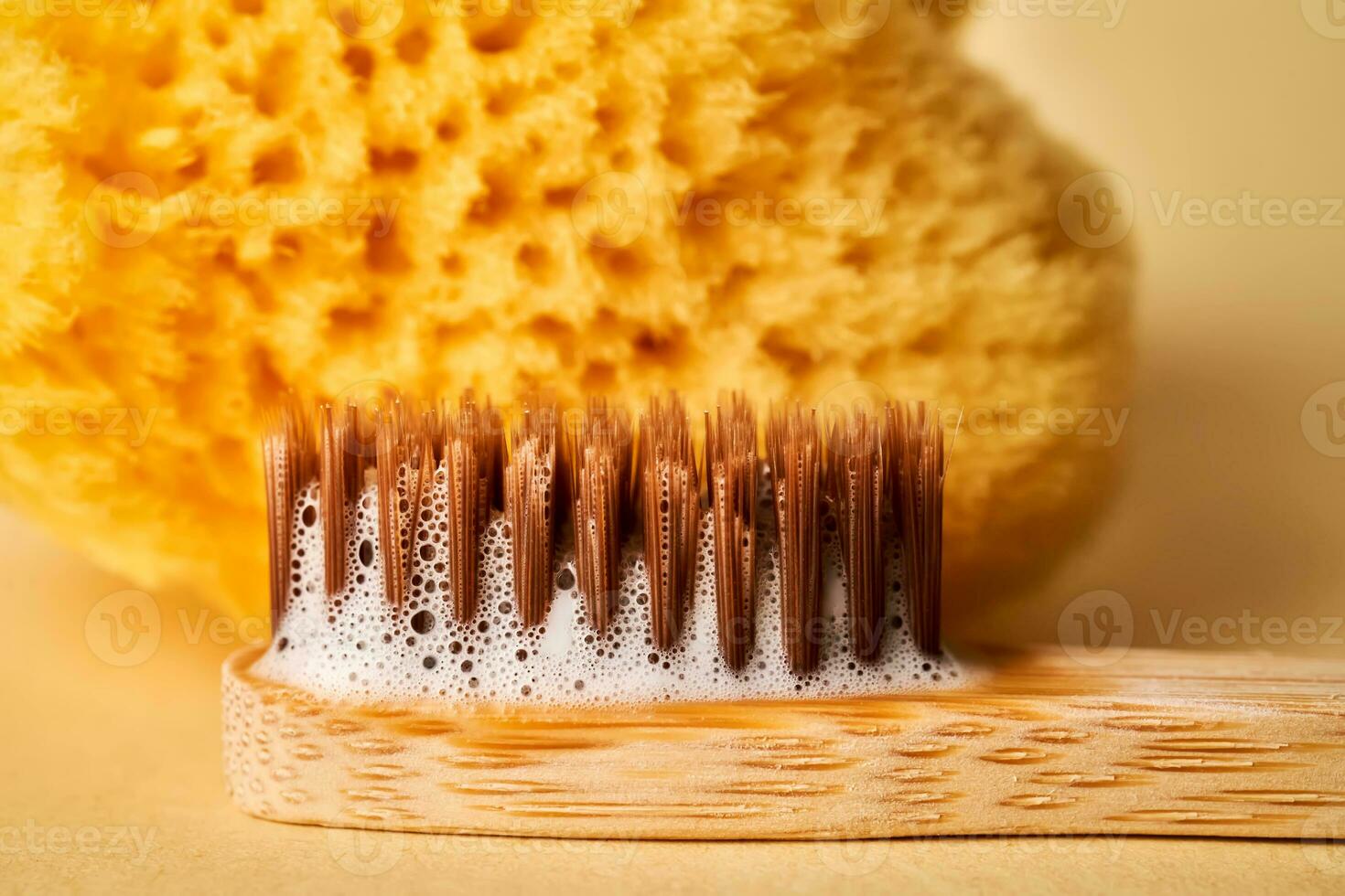 brosse à dents avec dentifrice mousse fermer. photo