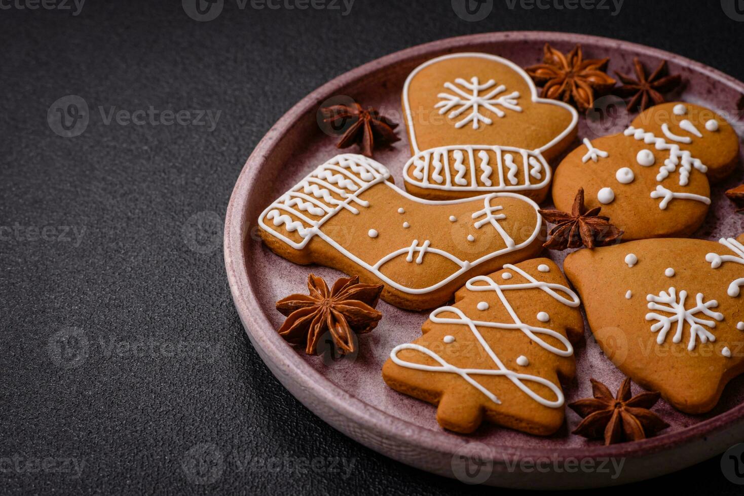 cuisson comme arbre de noël sur une plaque brune, biscuits en forme d'étoile,  noix, cannelle sur une table en bois blanche. 15473435 Photo de stock chez  Vecteezy