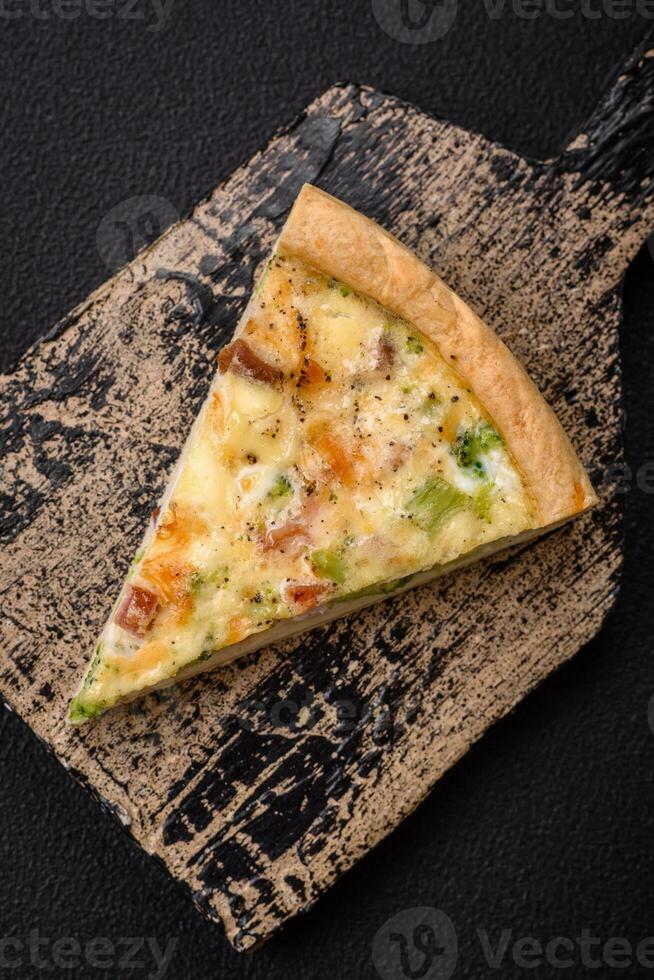 délicieux Quiche avec brocoli, fromage, poulet, épices et herbes photo