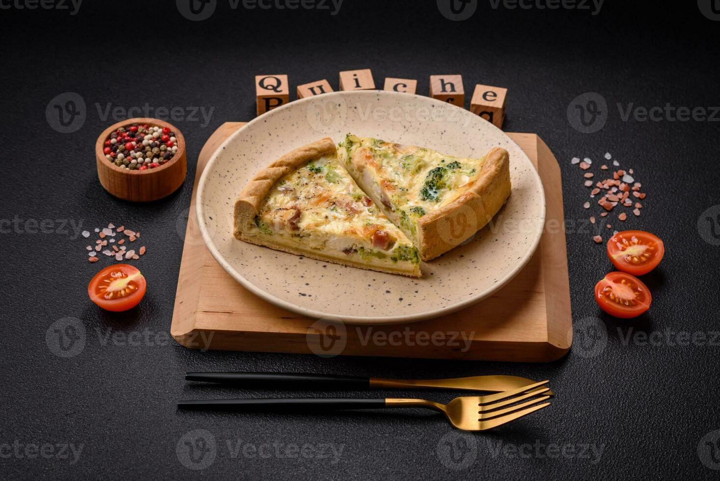 délicieux Quiche avec brocoli, fromage, poulet, épices et herbes photo