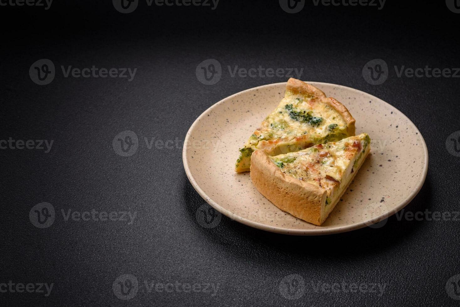 délicieux Quiche avec brocoli, fromage, poulet, épices et herbes photo