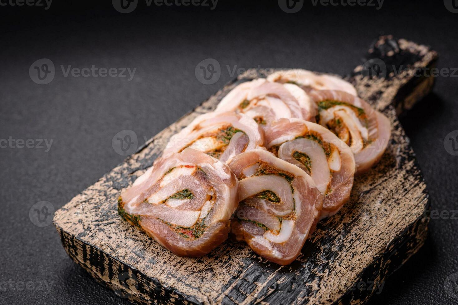 délicieux Pain de viande avec saindoux, sel, épices et herbes Couper dans tranches photo