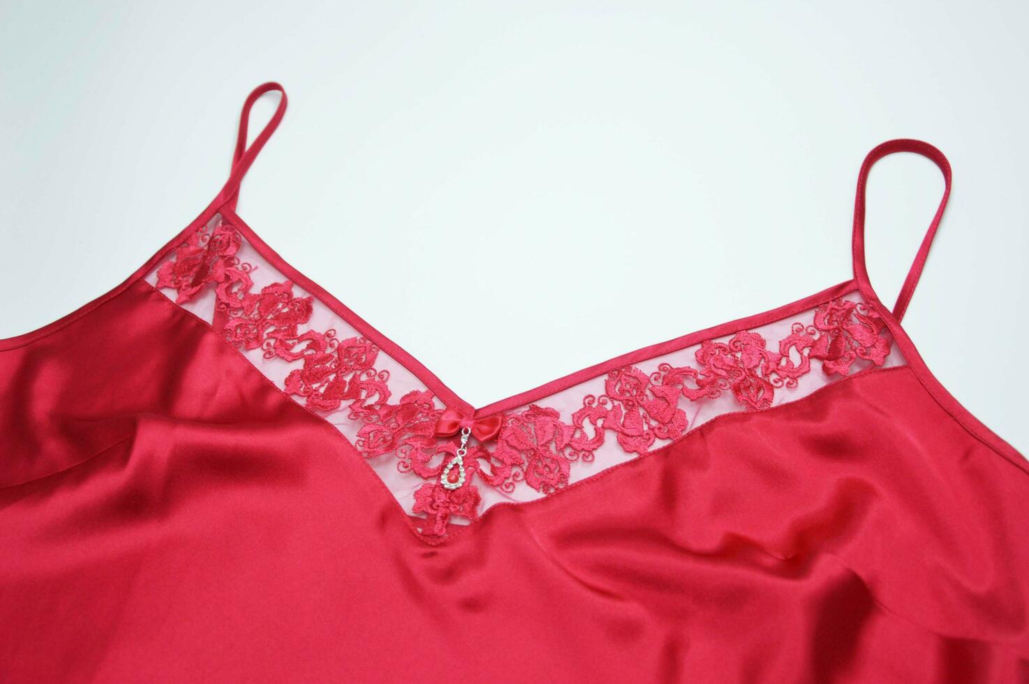 rouge chemise de nuit, négligé avec dentelle sur une blanc Contexte. séduisant aux femmes sous-vêtement. photo