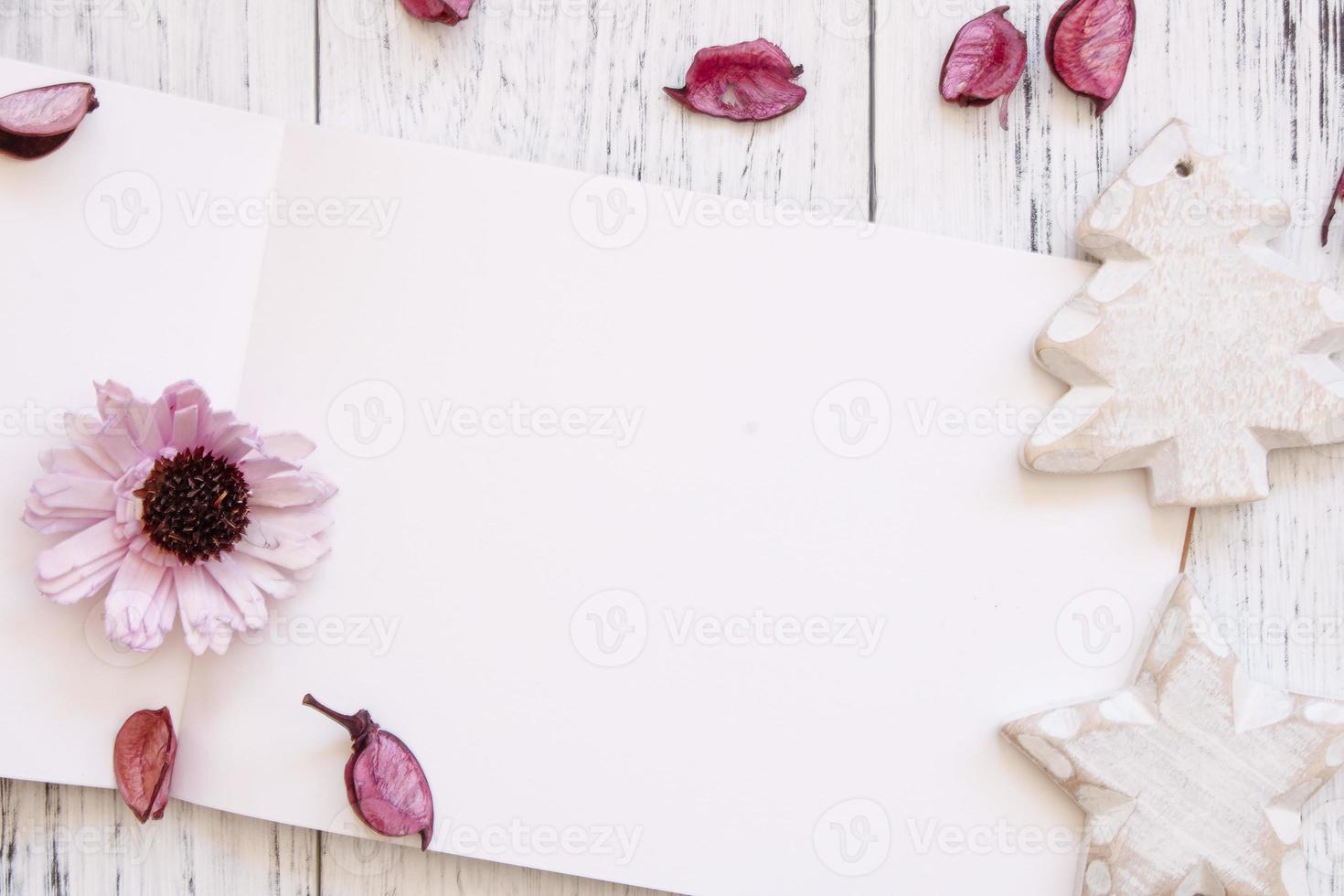 papier avec fleur et ornements photo