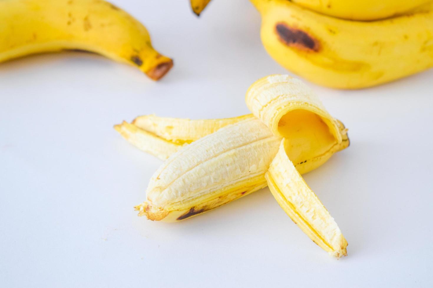 Photo en gros plan de banane fraîche isolé sur fond blanc