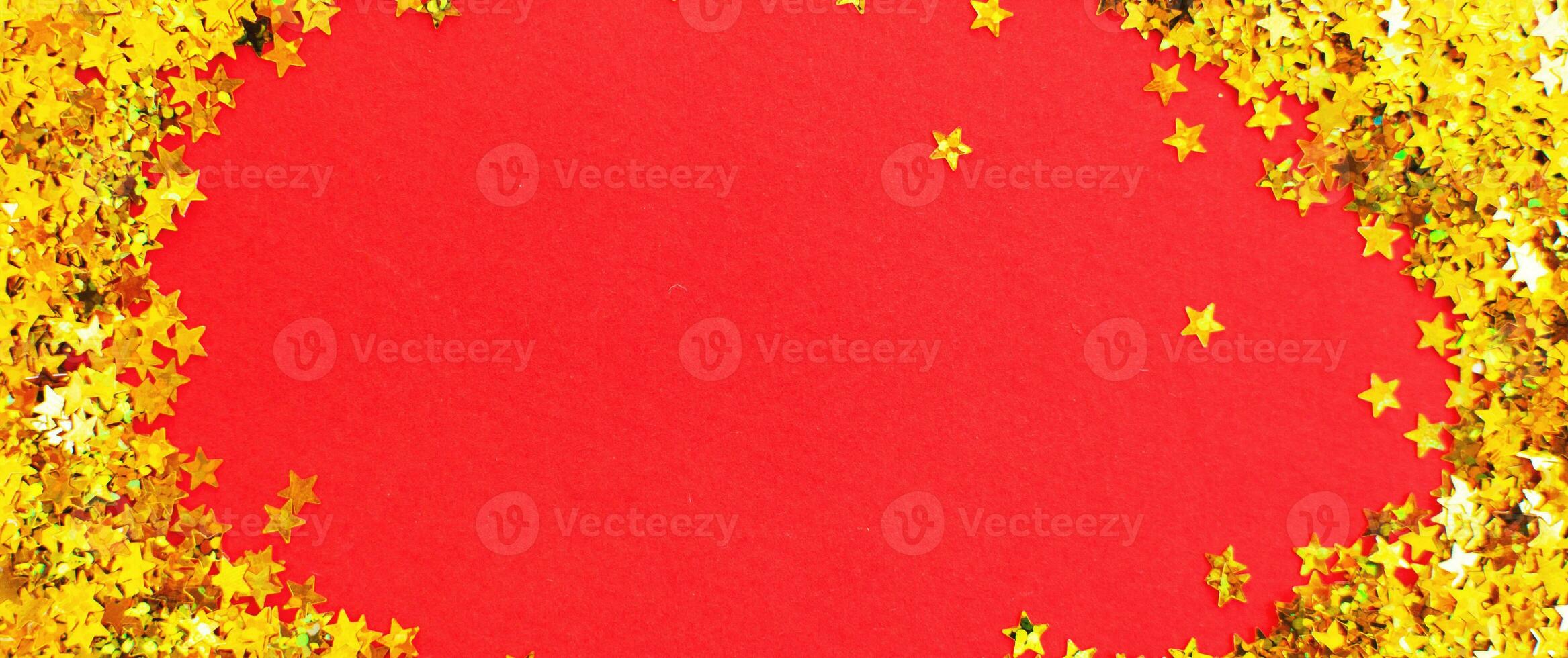 Noël brillant rouge Contexte avec de fête d'or confettis comme une Cadre avec copie espace pour texte. photo