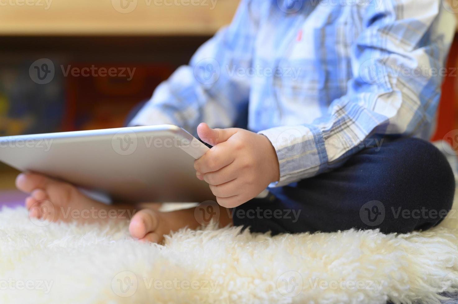 enfant tenant une tablette photo