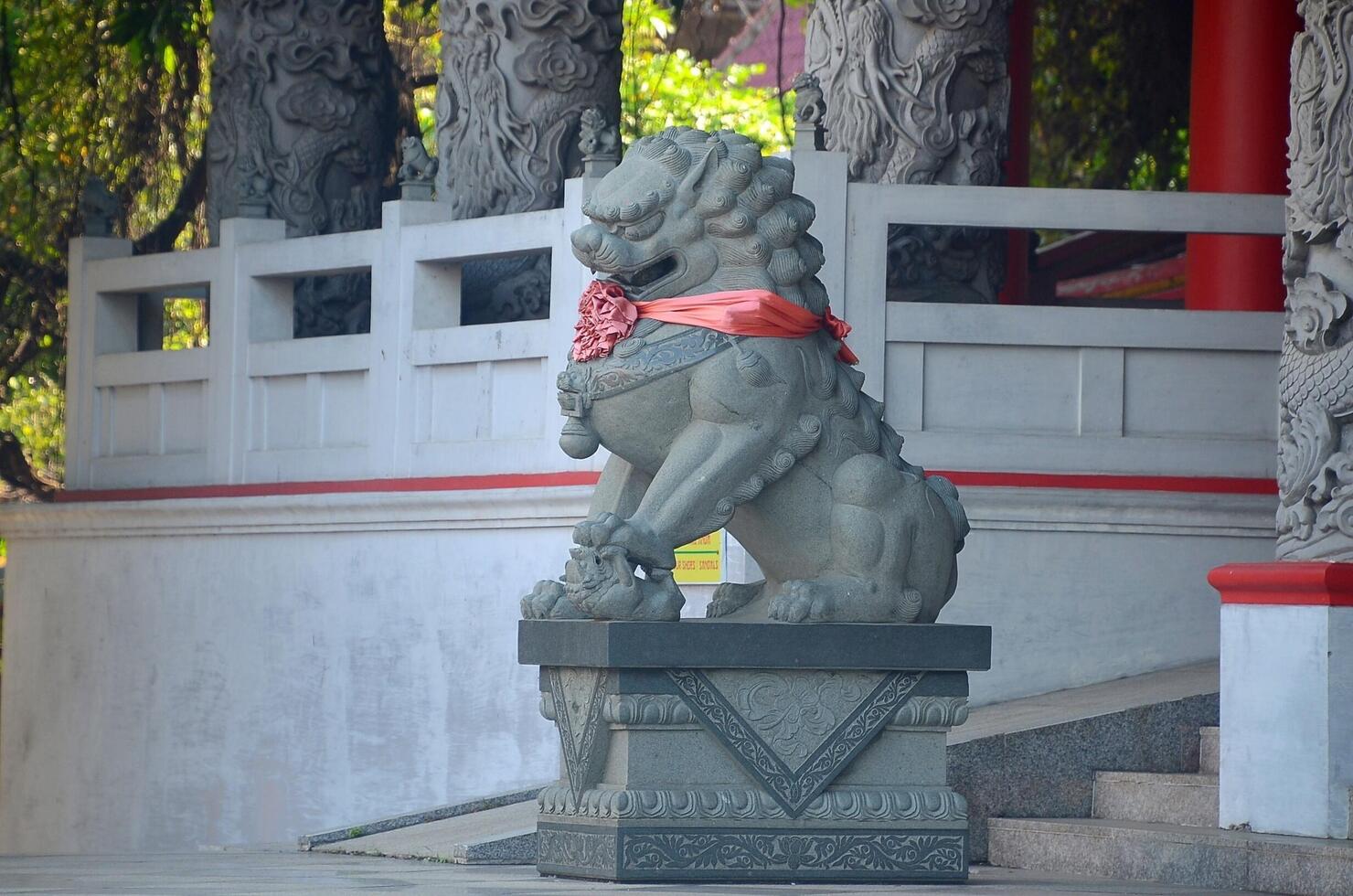 statue de lion gardien chinois, gardant la porte photo