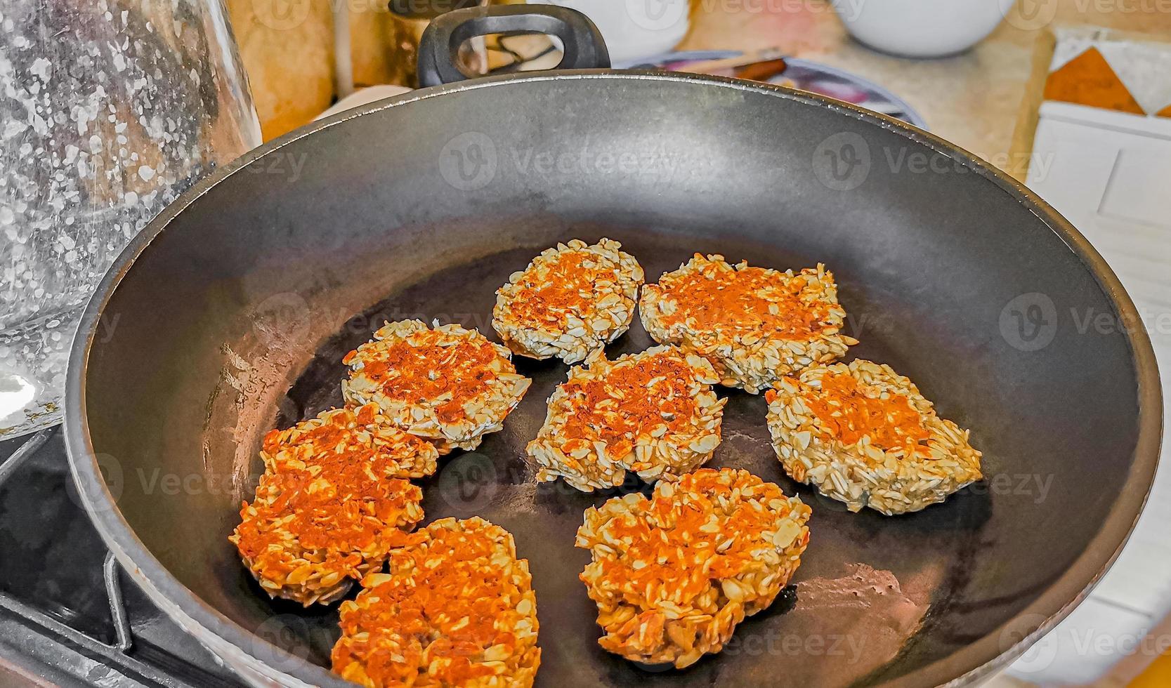 biscuits végétaliens sains d'avoine dans la casserole photo