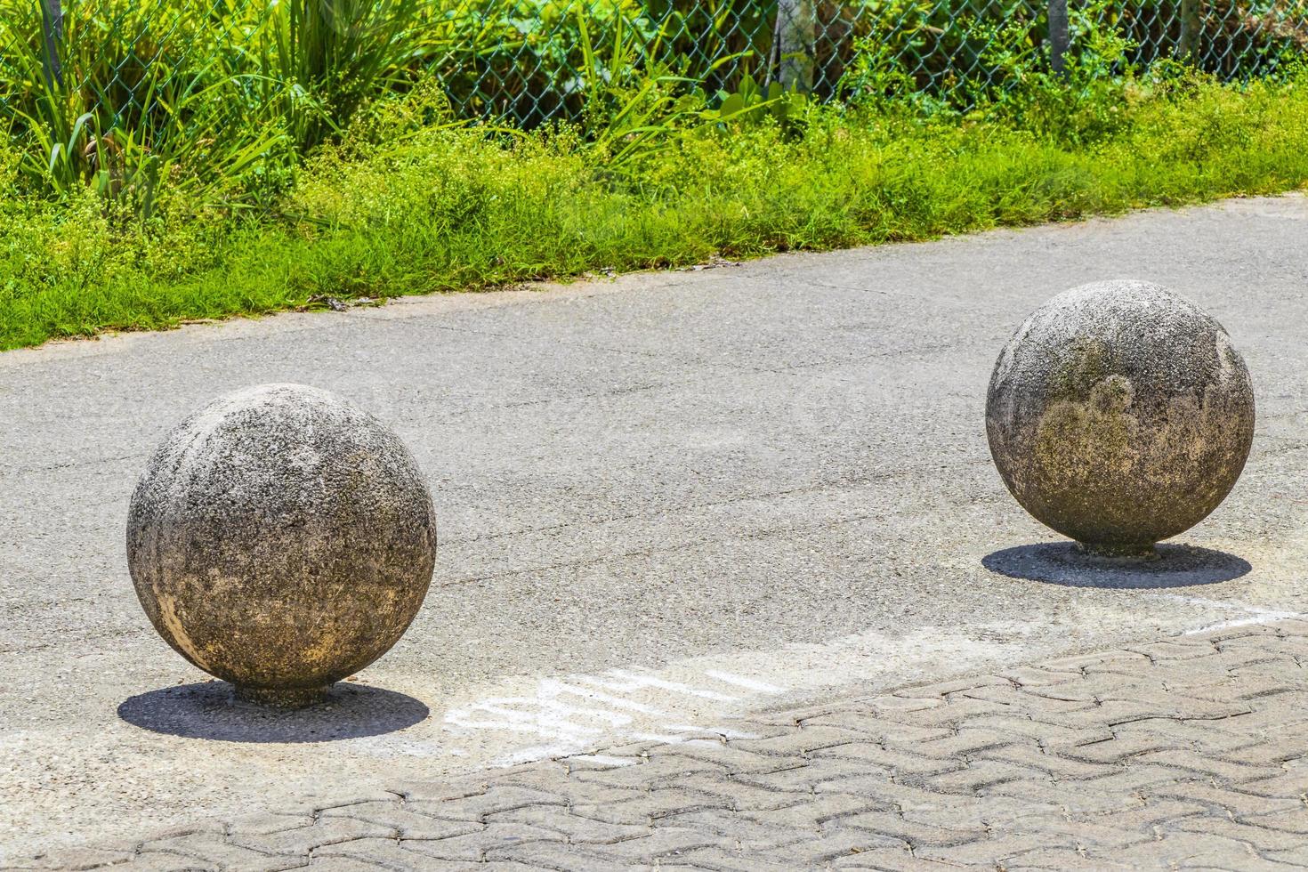 Boules de ciment décoratives sur un trottoir à playa del carmen, mexique photo