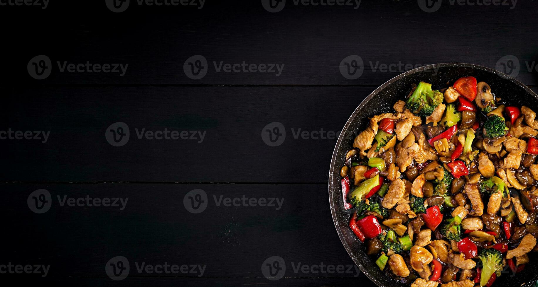 remuer frire avec poulet, champignons, brocoli et poivrons. chinois aliments. Haut voir, aérien photo