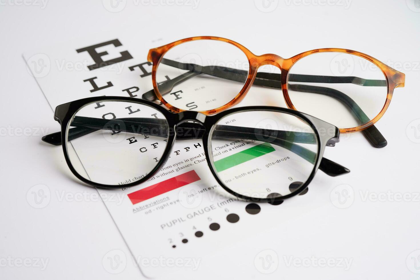 des lunettes sur œil examen graphique à tester vue précision de en lisant. photo