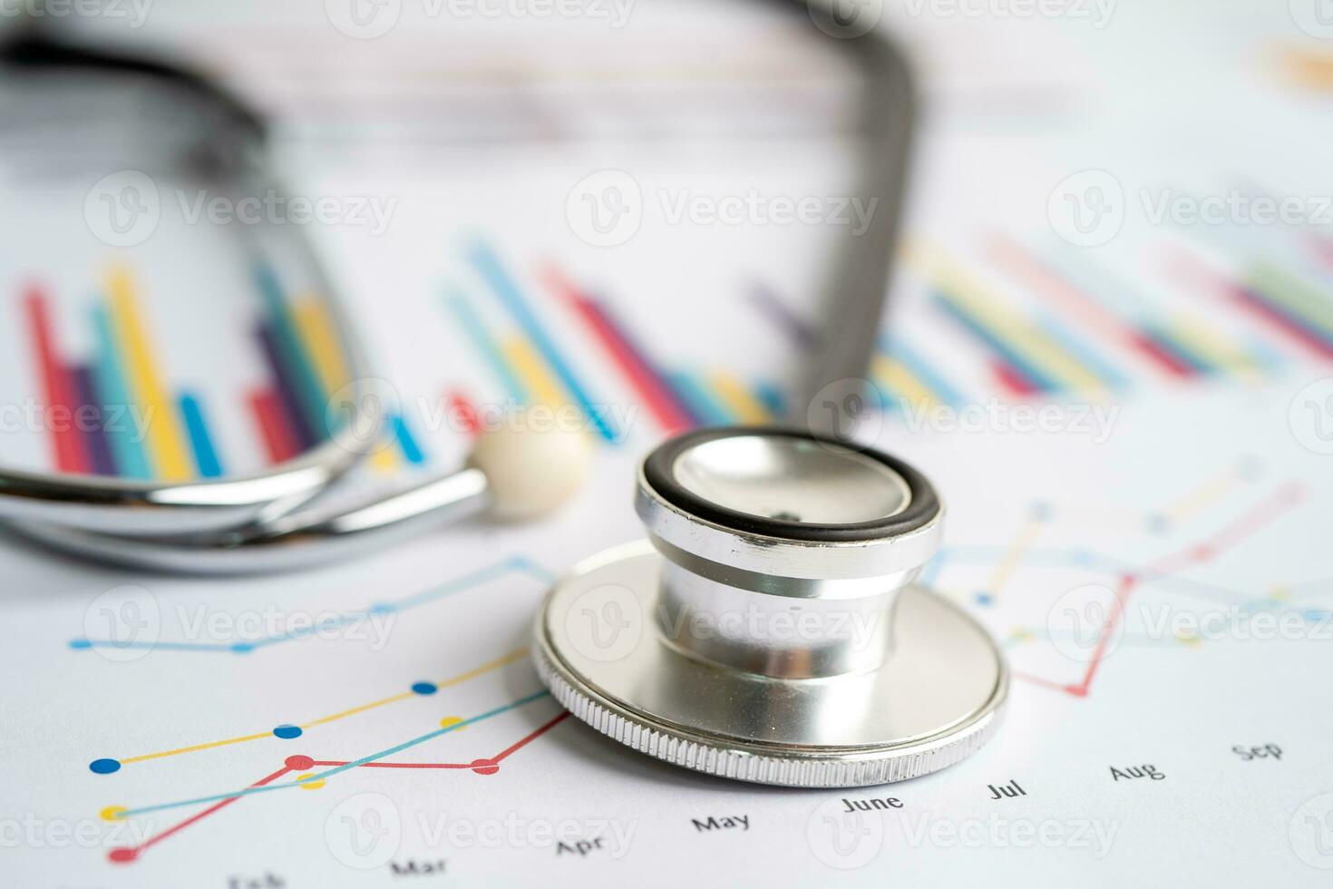 stéthoscope sur graphique papier, finance, compte, statistiques, investissement, analytique recherche Les données économie et affaires entreprise concept. photo