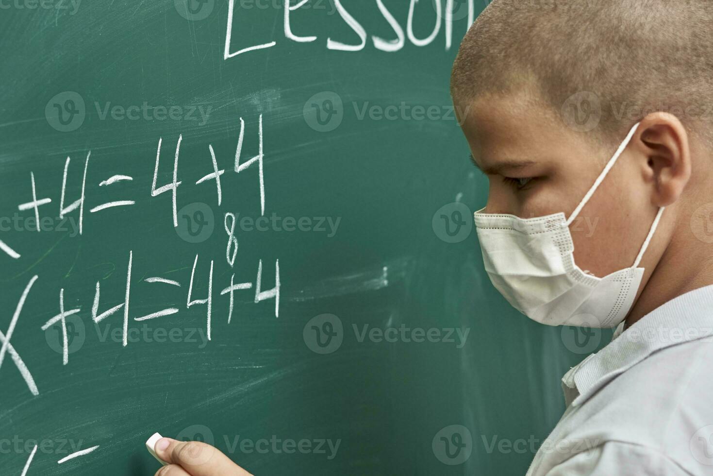 enfant en train d'étudier une leçon photo