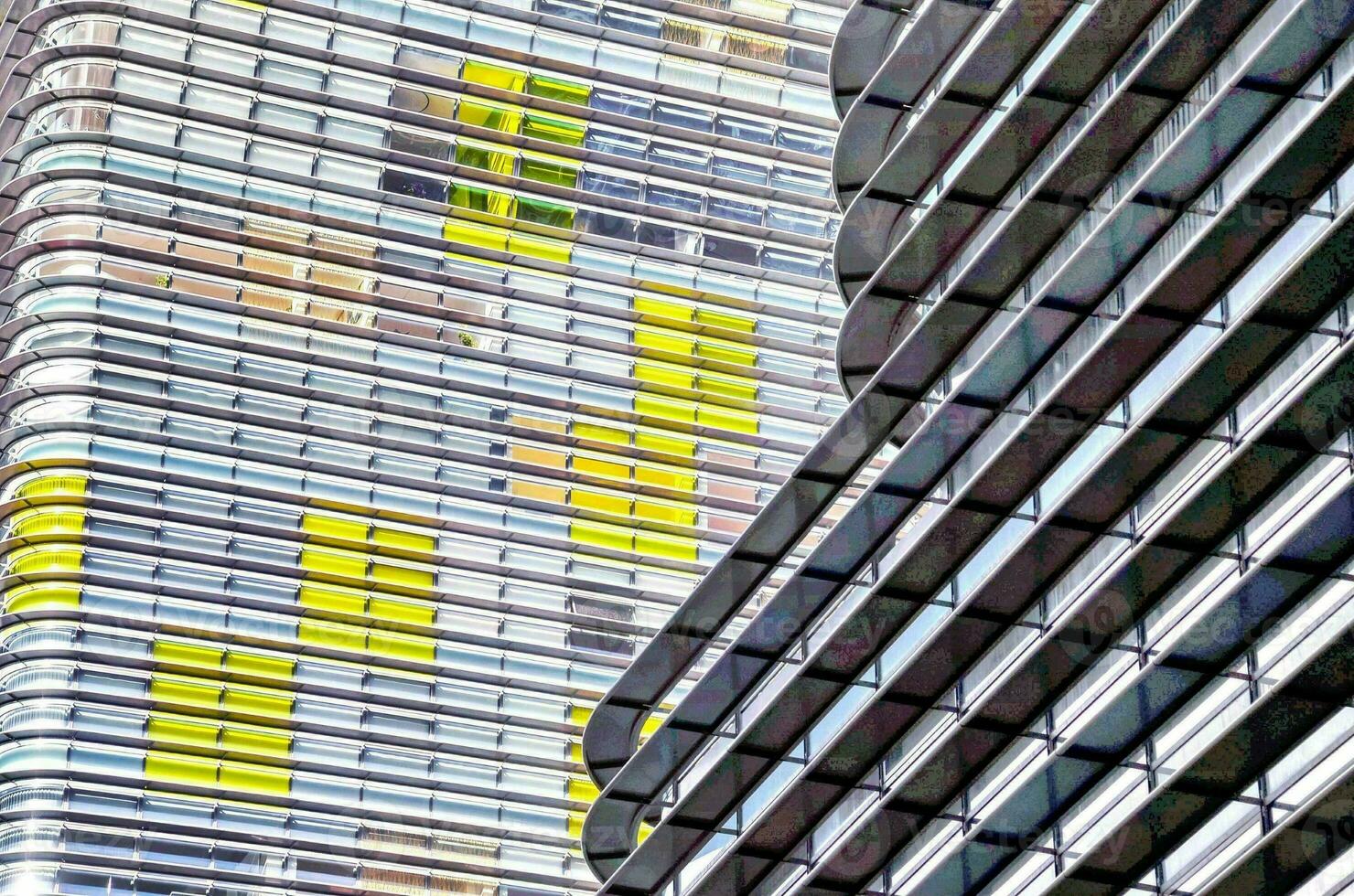 le bâtiment est fabriqué de verre et Jaune carrés photo