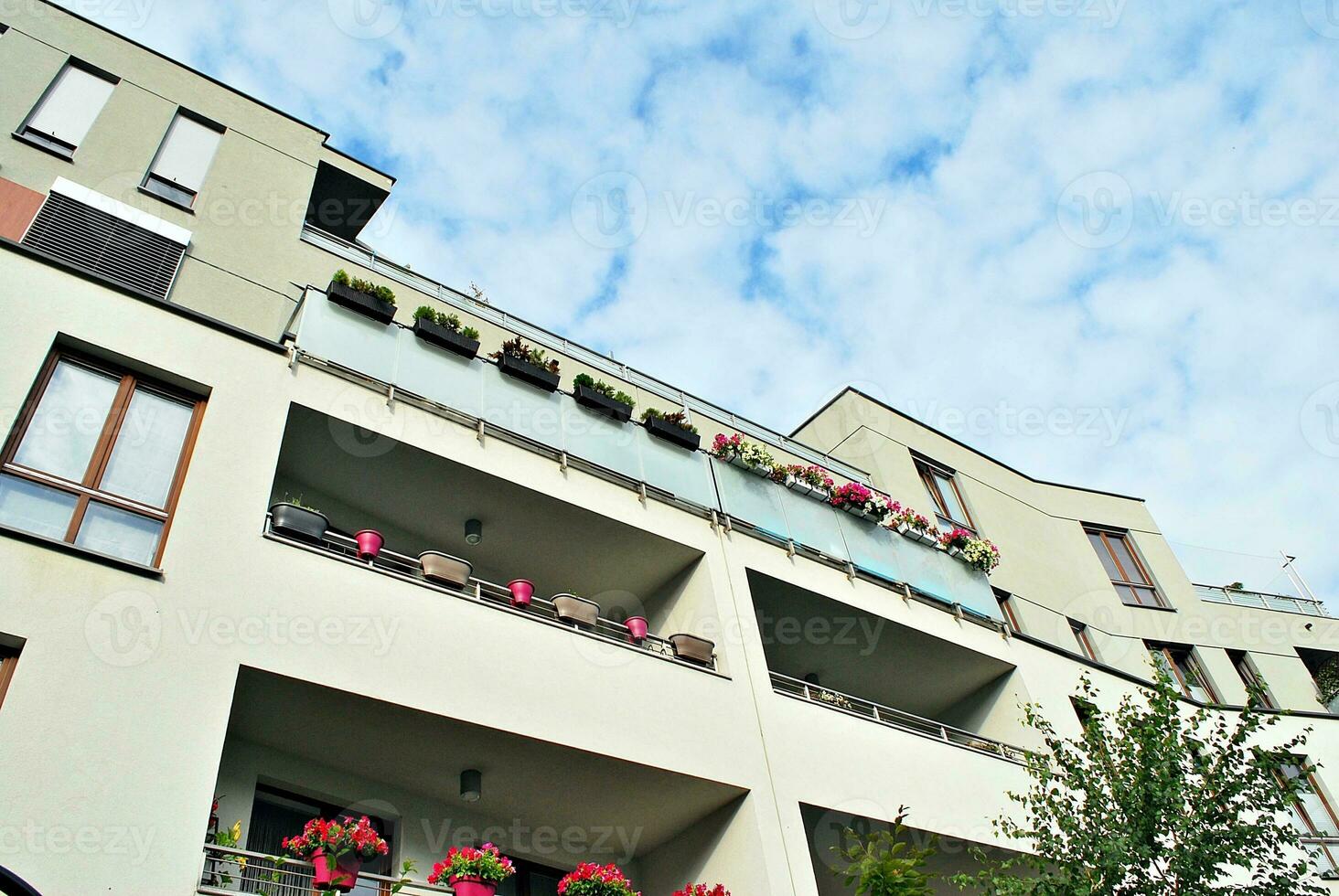 marque Nouveau appartement bâtiment sur ensoleillé journée. moderne Résidentiel architecture. moderne plusieurs familles appartement maison. photo