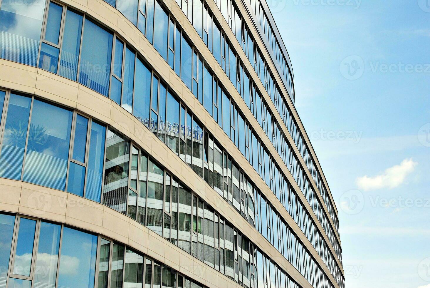 fragment de verre et métal façade des murs. commercial Bureau bâtiments. abstrait moderne affaires architecture. photo